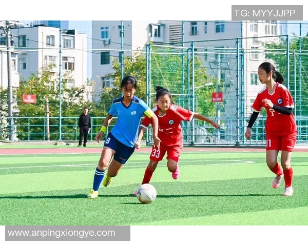 足球巨星闪耀绿茵场盛大出场列队展现王者风采